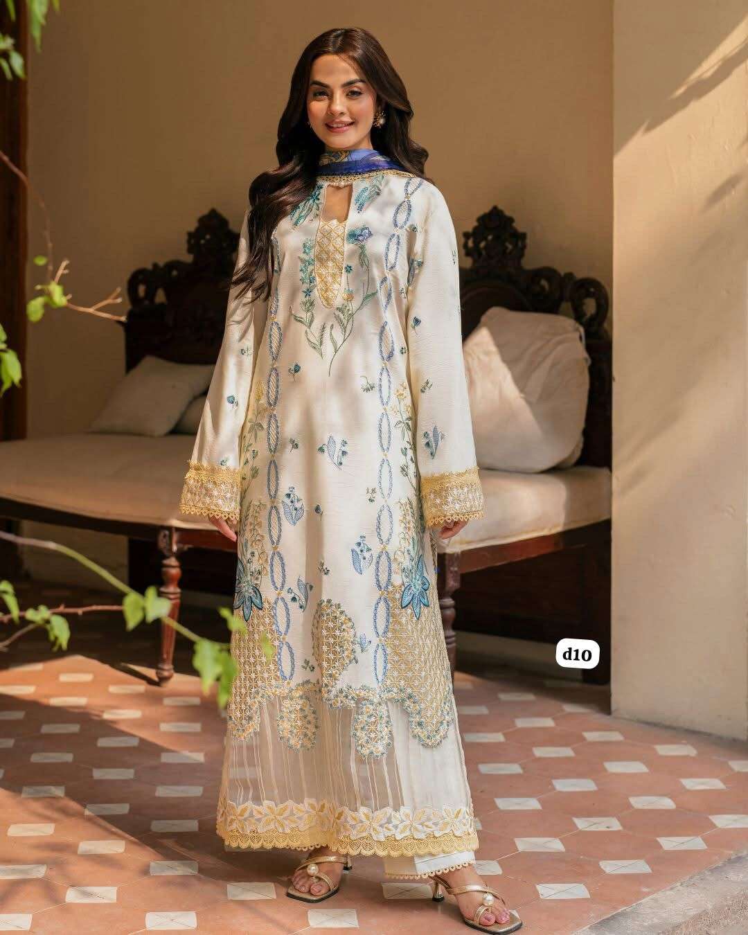 Aashiyana Luxury Lawn Collection 2025 Open And MOdel Pic By Roheenaz-11