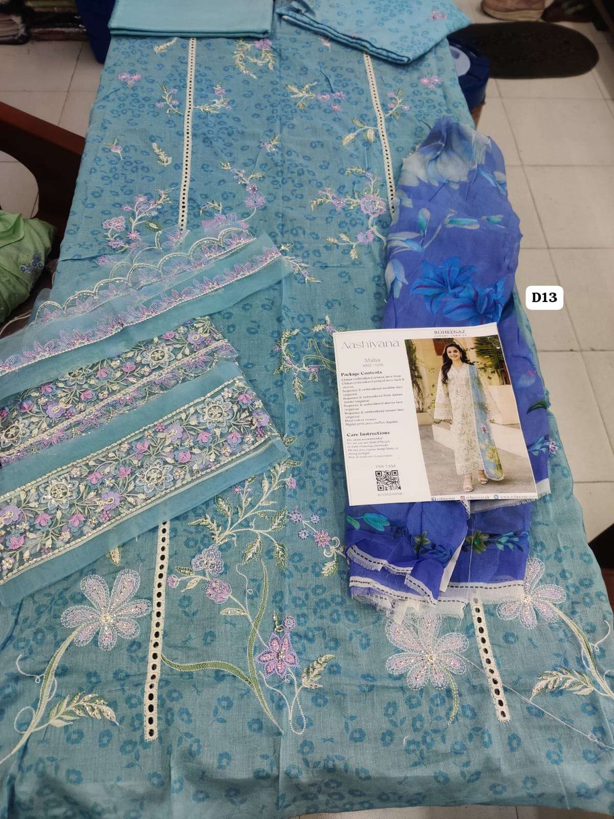 Aashiyana Luxury Lawn Collection 2025 Open And MOdel Pic By Roheenaz-15