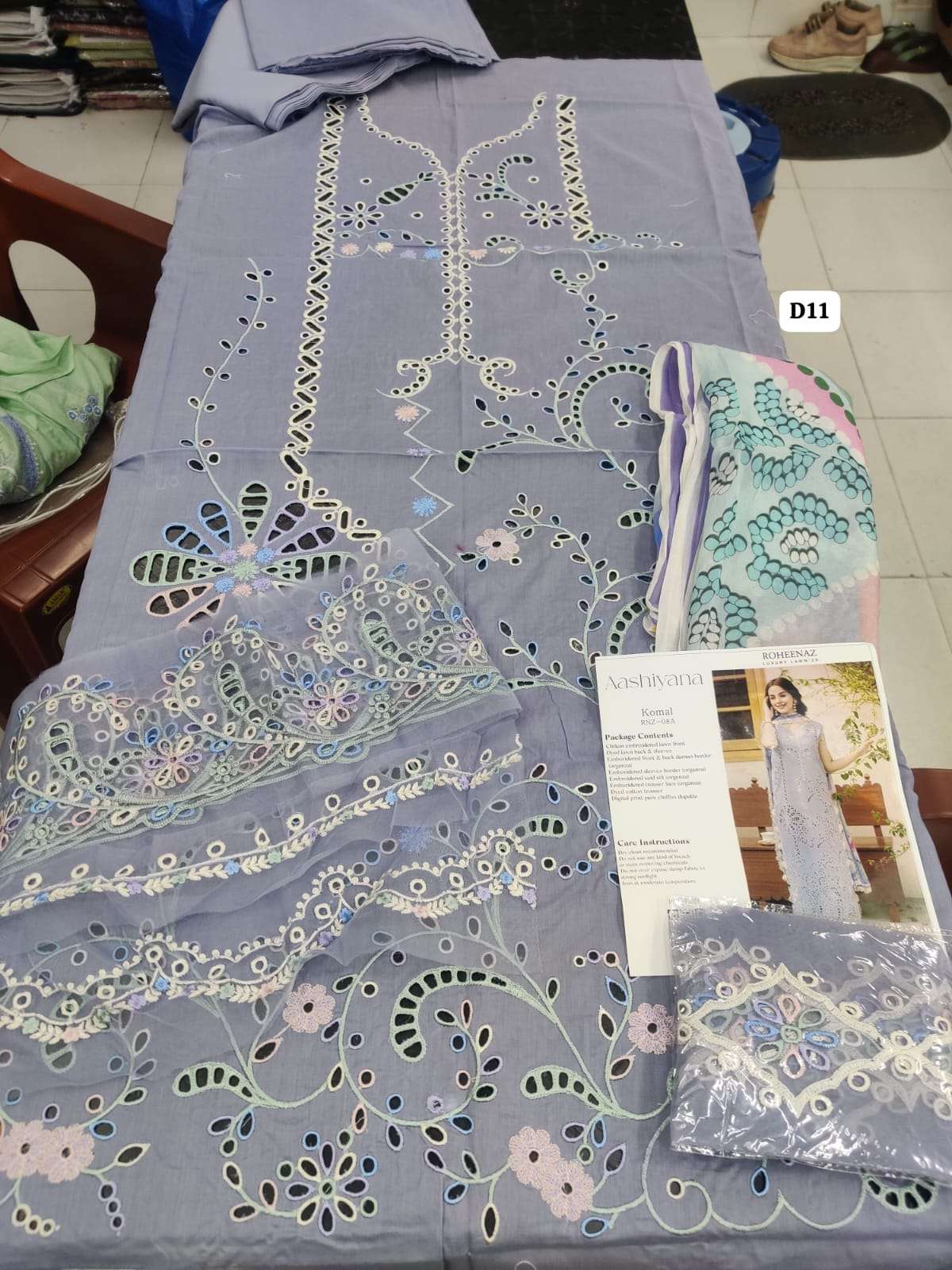 Aashiyana Luxury Lawn Collection 2025 Open And MOdel Pic By Roheenaz-19