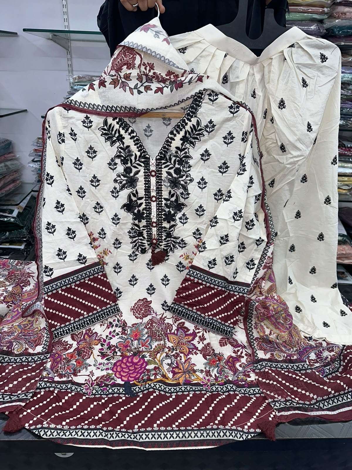 RTW LAWN PRET OPEN & MODEL PICS BY KHAADI - 04